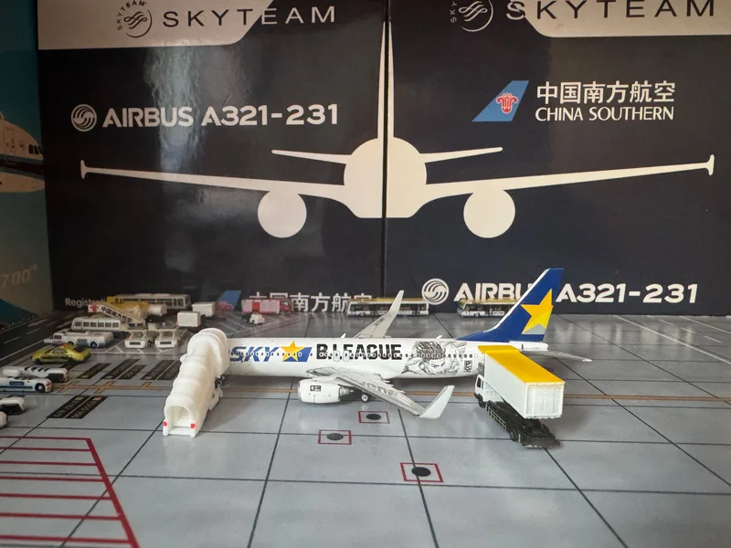 Skymark Airlines Boeing 737-800 w/ Winglets JA73NY 1:400 Phoenix Models