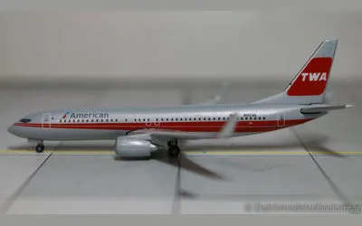 アメリカン航空 ボーイング 737-800 w/ Winglets N915NN