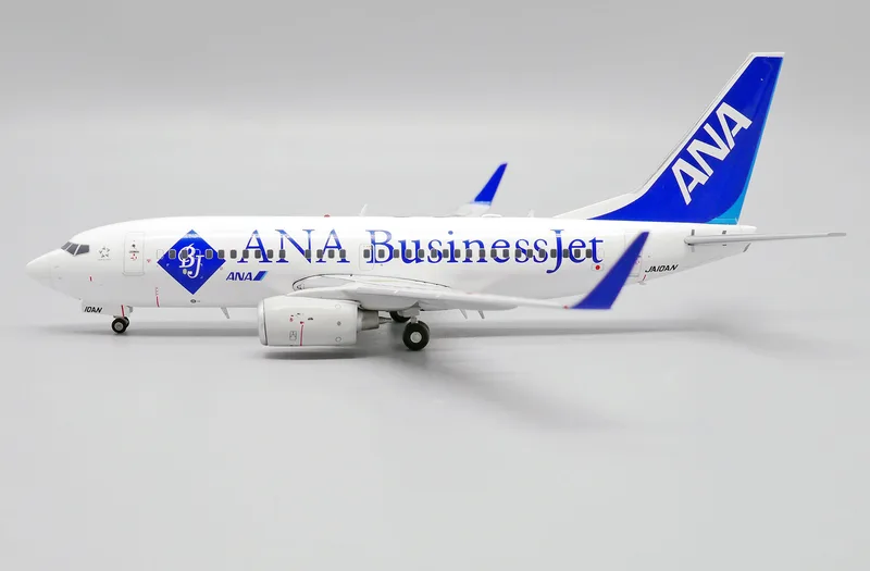All Nippon Airways (ANA) Boeing 737-700 w/ Winglets JA10AN 1:200 JC Wings