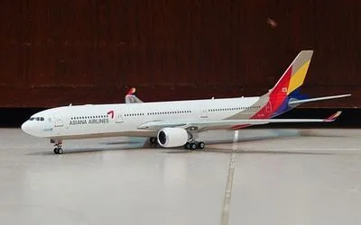 Asiana Airlines Airbus A330-300 HL7793 1:400 Phoenix Models