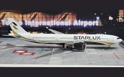Starlux Airlines Airbus A330-900 B-58303 1:400 Phoenix Models