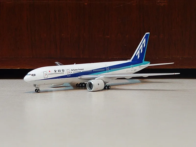 All Nippon Airways (ANA) Boeing 777-200 JA8197 1:400 Phoenix Models