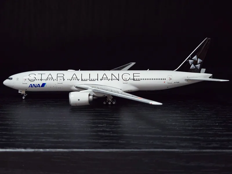 All Nippon Airways (ANA) Boeing 777-200 JA712A 1:400 Phoenix Models