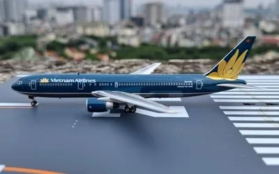 Vietnam Airlines Boeing 767-300 VN-A762 1:400 Phoenix Models