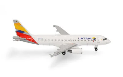 LATAM航空 エアバス A320-200 CC-BFE