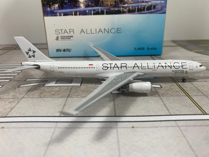 Singapore Airlines Airbus A330-300 9V-STU 1:400 Phoenix Models