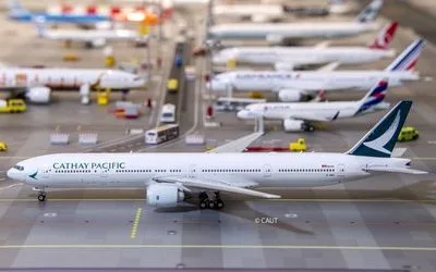 キャセイパシフィック ボーイング 777-300 B-HNO 画像1