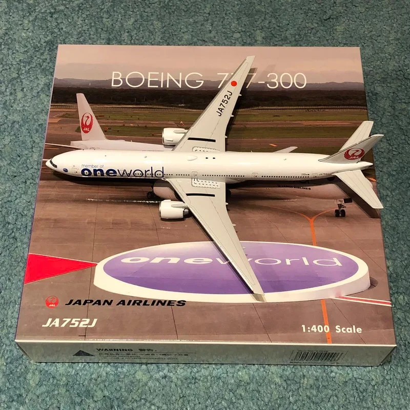 Japan Air Lines (JAL) Boeing 777-300 JA752J 1:400 Phoenix Models