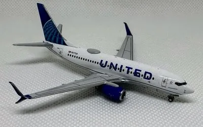 United Airlines Boeing 737-700 w/ Scimitar Winglets N17759 1:400 Panda Model