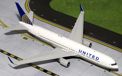 ユナイテッド航空 ボーイング 767-300 w/ Winglets N674UA