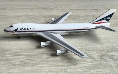 Delta Air Lines Boeing 747-100 N9896 1:400 Phoenix Models