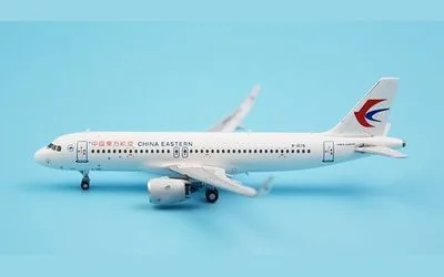 China Eastern Airlines Airbus A320neo B-1076 1:400 Panda Model