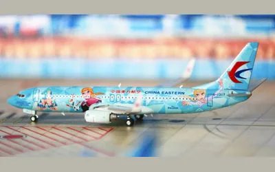 China Eastern Airlines Boeing 737-800 w/ Winglets B-1317 1:400 Phoenix Models