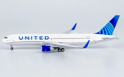 ユナイテッド航空 ボーイング 767-300 w/ Winglets N674UA