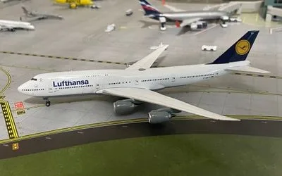 Lufthansa Boeing 747-8 D-ABYU 1:400 Phoenix Models