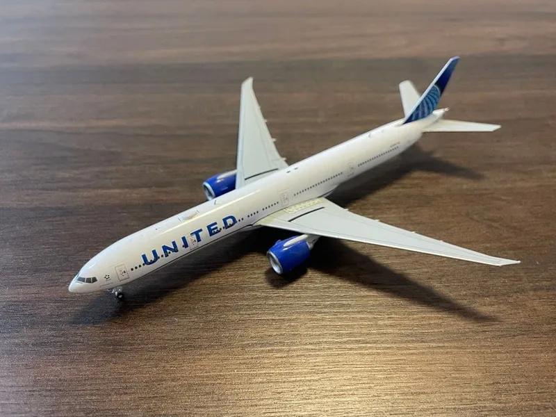 United Airlines Boeing 777-300ER N2352U 1:400 GeminiJets