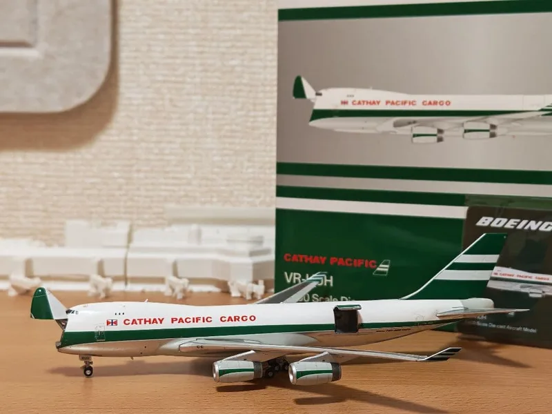 Cathay Pacific Cargo Boeing 747-400F VR-HUH 1:400 YY Model