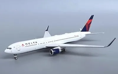 Delta Air Lines Boeing 767-300 w/ Winglets N176DZ 1:400 Panda Model