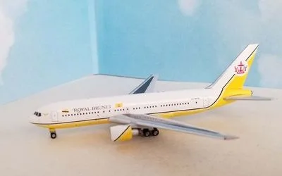 Royal Brunei Airlines Boeing 767-200 V8-MHB 1:400 Aeroclassics
