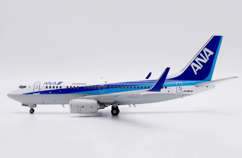 All Nippon Airways (ANA) Boeing 737-700 w/ Winglets JA18AN 1:200 JC Wings