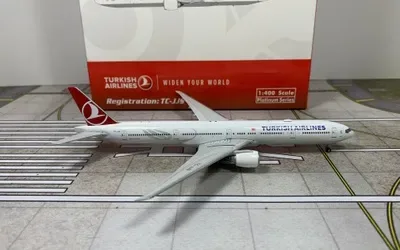 Turkish Airlines Boeing 777-300ER TC-JJS 1:400 Phoenix Models