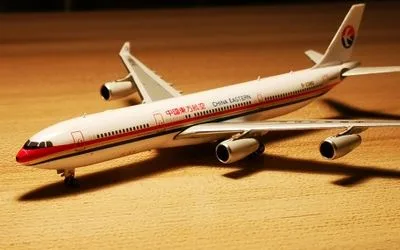 China Eastern Airlines Airbus A340-300 B-2380 1:400 Phoenix Models