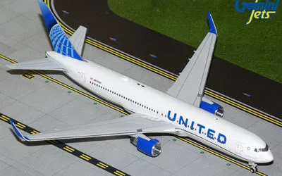 ユナイテッド航空 ボーイング 767-300 w/ Winglets N670UA