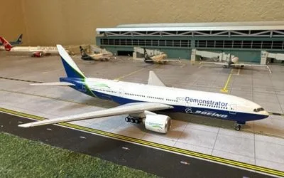 Boeing House Boeing 777-200 N772ET 1:400 Phoenix Models