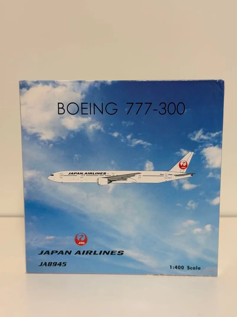 Japan Air Lines (JAL) Boeing 777-300 JA8945 1:400 Phoenix Models