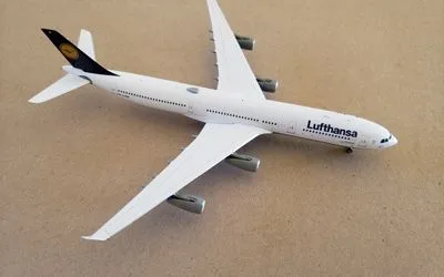 Lufthansa Airbus A340-300 D-AIGZ 1:400 Phoenix Models