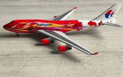 Malaysia Airlines Boeing 747-400 9M-MPD 1:400 Phoenix Models