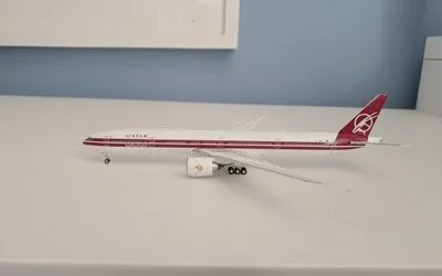 Qatar Airways Boeing 777-300ER A7-BAC 1:400 Phoenix Models