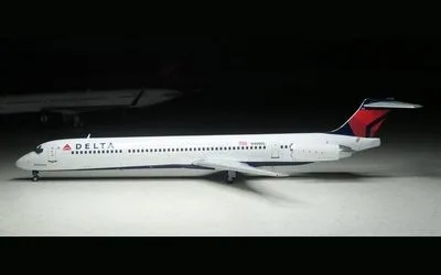デルタ航空 マクドネル・ダグラス MD-88 N909DL