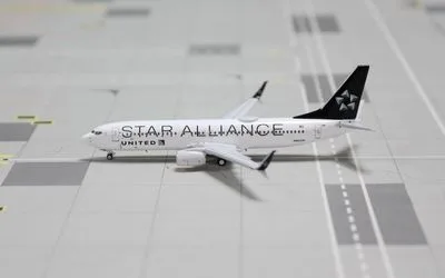 United Airlines Boeing 737-800 w/ Scimitar Winglets N26210 1:400 Panda Model