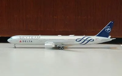 Delta Air Lines Boeing 767-400 N844MH 1:400 Panda Model