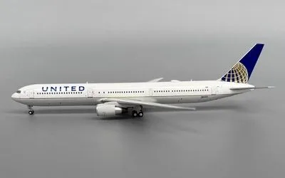 United Airlines Boeing 767-400 N66051 1:400 Panda Model
