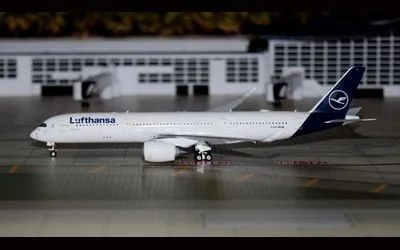 Lufthansa Airbus A350-900 D-AIVA 1:400 Phoenix Models