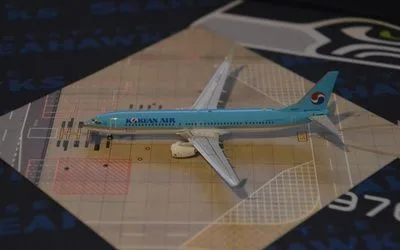 Korean Air Boeing 737-900 w/ Winglets HL8221 1:400 Phoenix Models