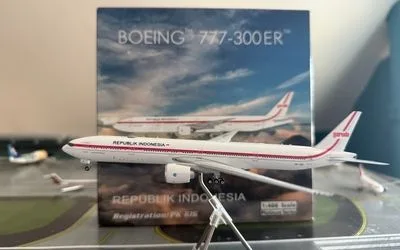 Garuda Indonesia Boeing 777-300ER PK-GIG 1:400 Phoenix Models
