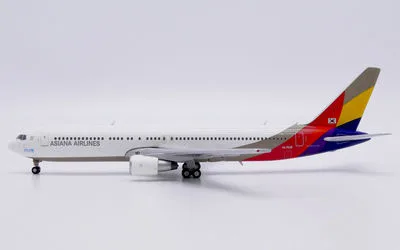 Asiana Airlines Boeing 767-300 HL7528 1:400 JC Wings