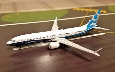 Boeing House Boeing 737 MAX 9 N7379E 1:400 Phoenix Models