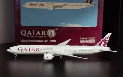 Qatar Airways Boeing 777-300ER A7-BOB 1:400 Phoenix Models