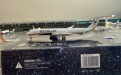 Starlux Airlines Airbus A350-900 B-58501 1:400 Phoenix Models