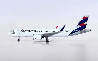 LATAM Airlines Airbus A320neo CC-BHG 1:400 Phoenix Models