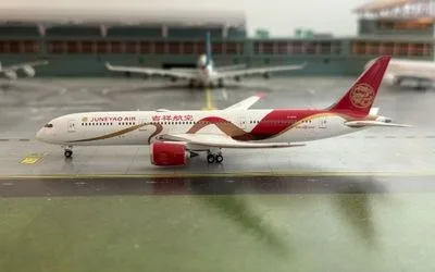 Juneyao Airlines Boeing 787-9 B-207N 1:400 Phoenix Models