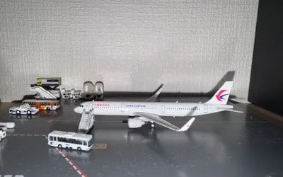 China Eastern Airlines Airbus A321 w/ Sharklets B-8576 1:400 Phoenix Models