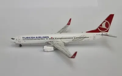 Turkish Airlines Boeing 737-900 w/ Winglets TC-JYJ 1:400 Phoenix Models