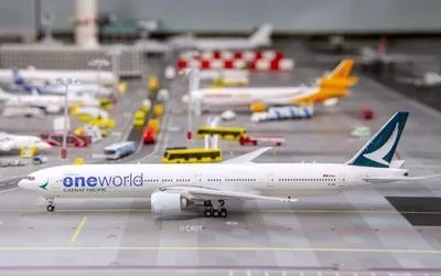 Cathay Pacific Boeing 777-300ER B-KQI 1:400 Phoenix Models