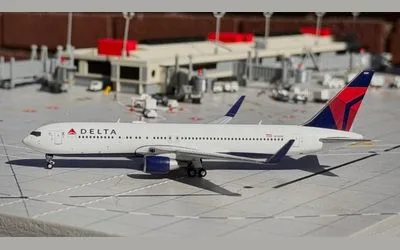 Delta Air Lines Boeing 767-300 w/ Winglets N1201P 1:400 GeminiJets