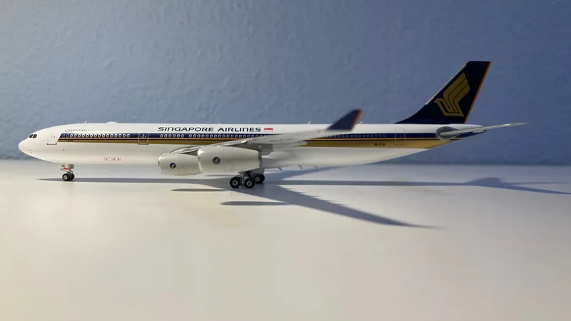 Singapore Airlines Airbus A340-300 9V-SJK 1:400 Phoenix Models
